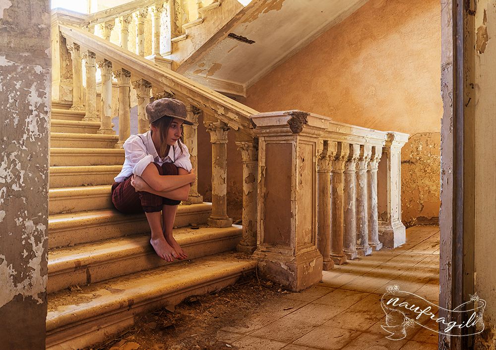 La-narratrice sulle scale-Il-ricordo-©Daniele-Tedeschi-Naufragili
